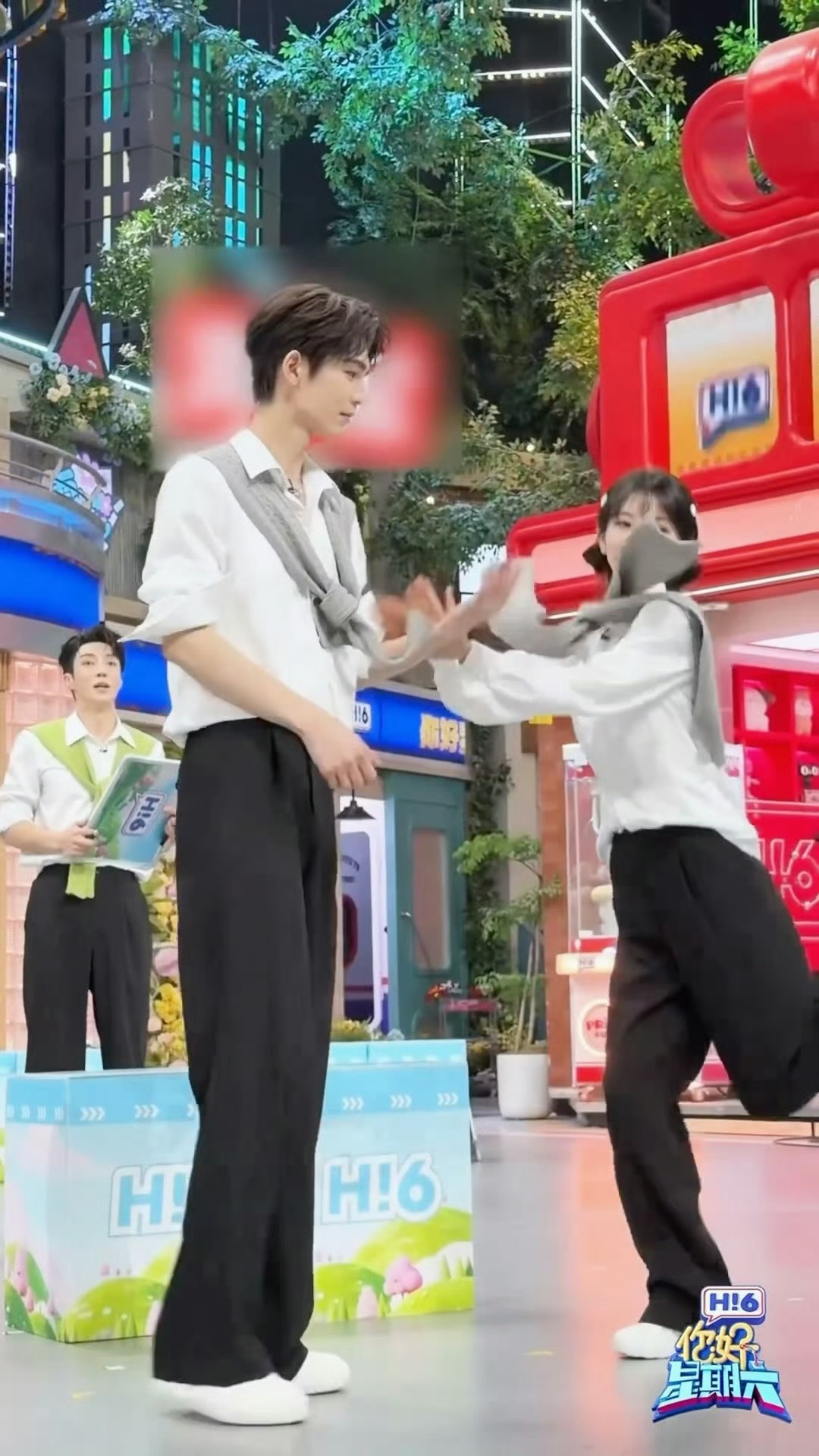 张凌赫、田曦薇今晚《你好星期六》的双人舞直拍来了！两个人的比例也太好了，好养眼