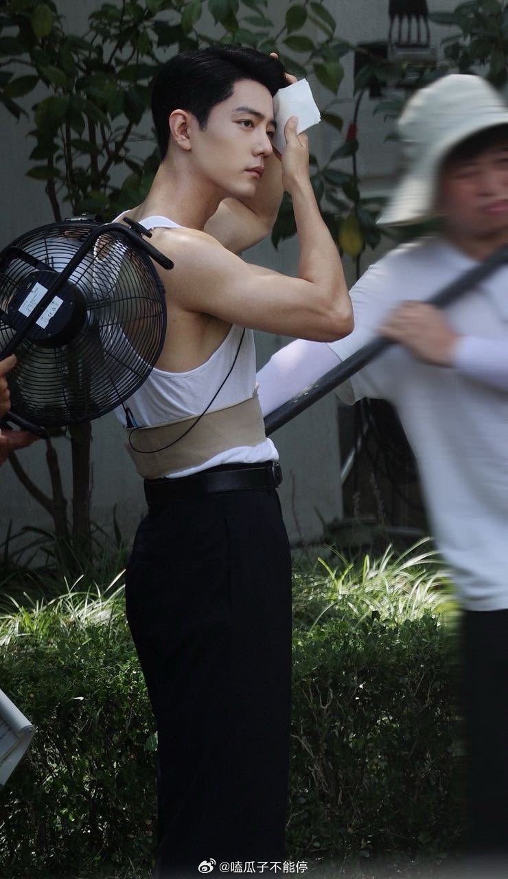肖战这新剧路透也太蛊，这侧脸，这臂膀，这身型[流鼻血] ​​​