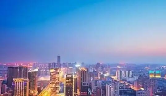 别盯北上广！新疆，未来50年中国核心财富洼地。褪去偏远标签的新疆，早已不是单纯的