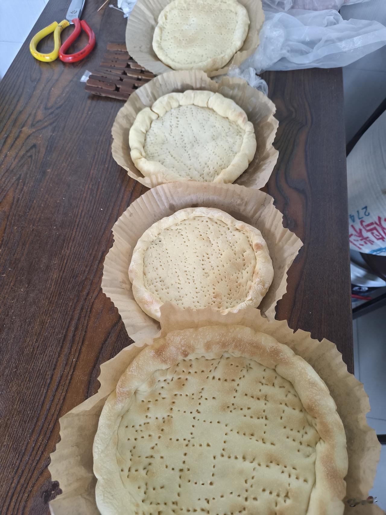 用了一天的时间手工做了一些披萨，我女儿放学回家马上就烤了一个来吃，可能是饿急了，