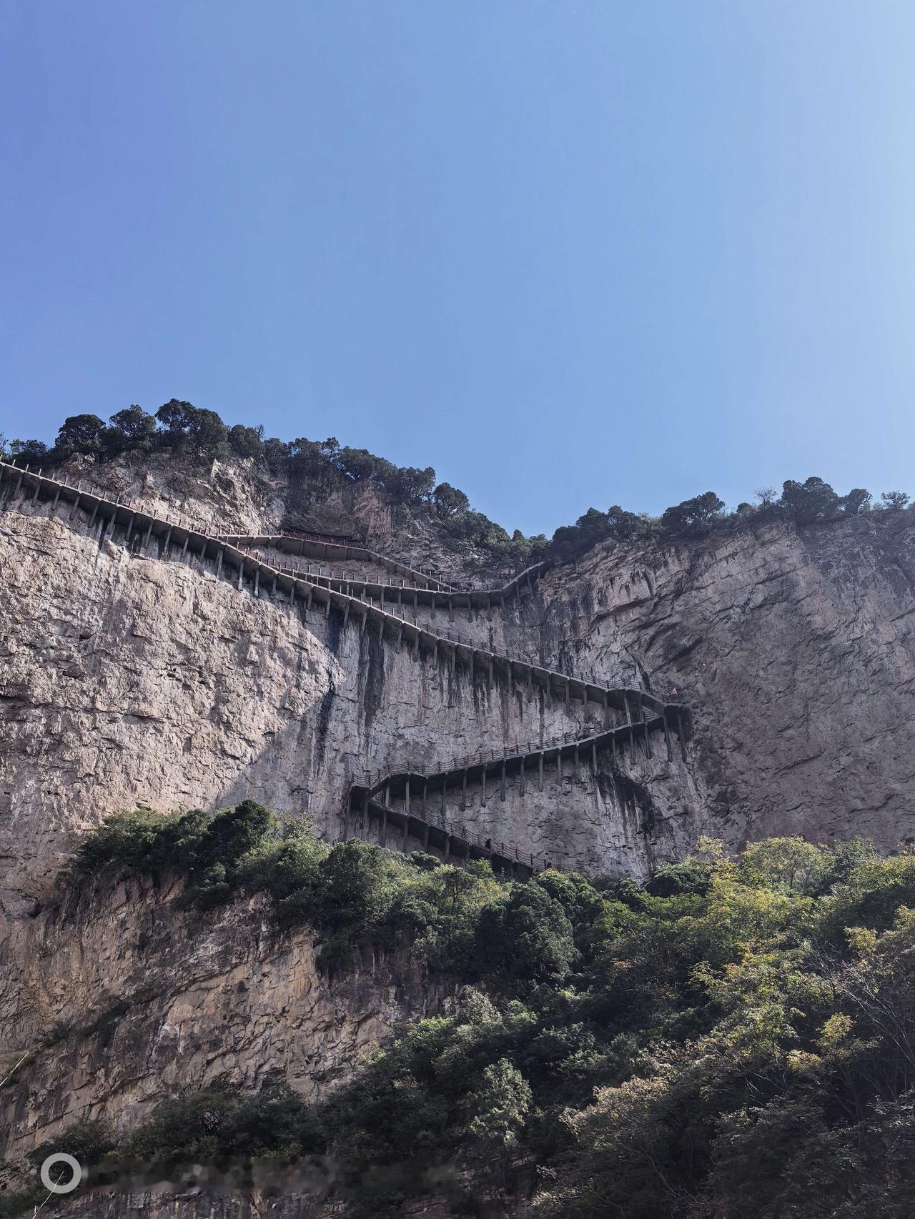 国庆旅游，绵山是个被低估的景区。

所有的景点几乎都在悬崖峭壁之上，惊叹于从春秋