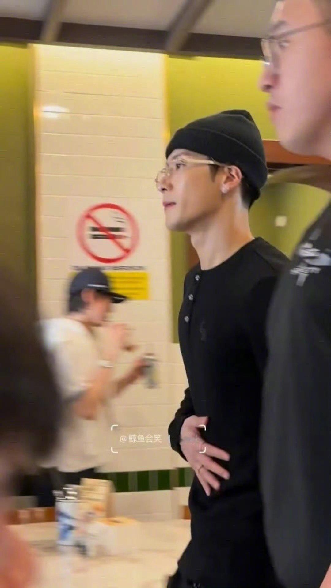 你是说吃着吃着饭就偶遇了王嘉尔吗[抓狂][抓狂]马来西亚吃饭偶遇王嘉尔 求偶遇教