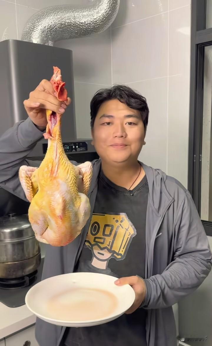 只因全红婵哥哥，
在厨综上制作的广东白切鸡，
就引发了全网的激烈讨论。遭淘汰的全