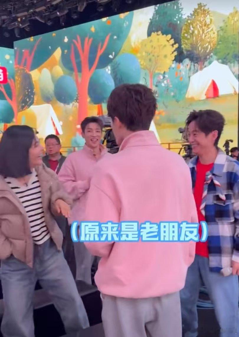 何炅[超话]  论默契还得是何炅谢娜  你好星期六  娜姐一回好六街，就和何老师