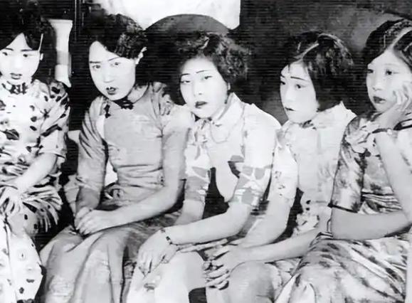 1912年，清朝皇帝退位，旗人一下子断了活路，大量的八旗妇女没饭吃，被逼着流落到