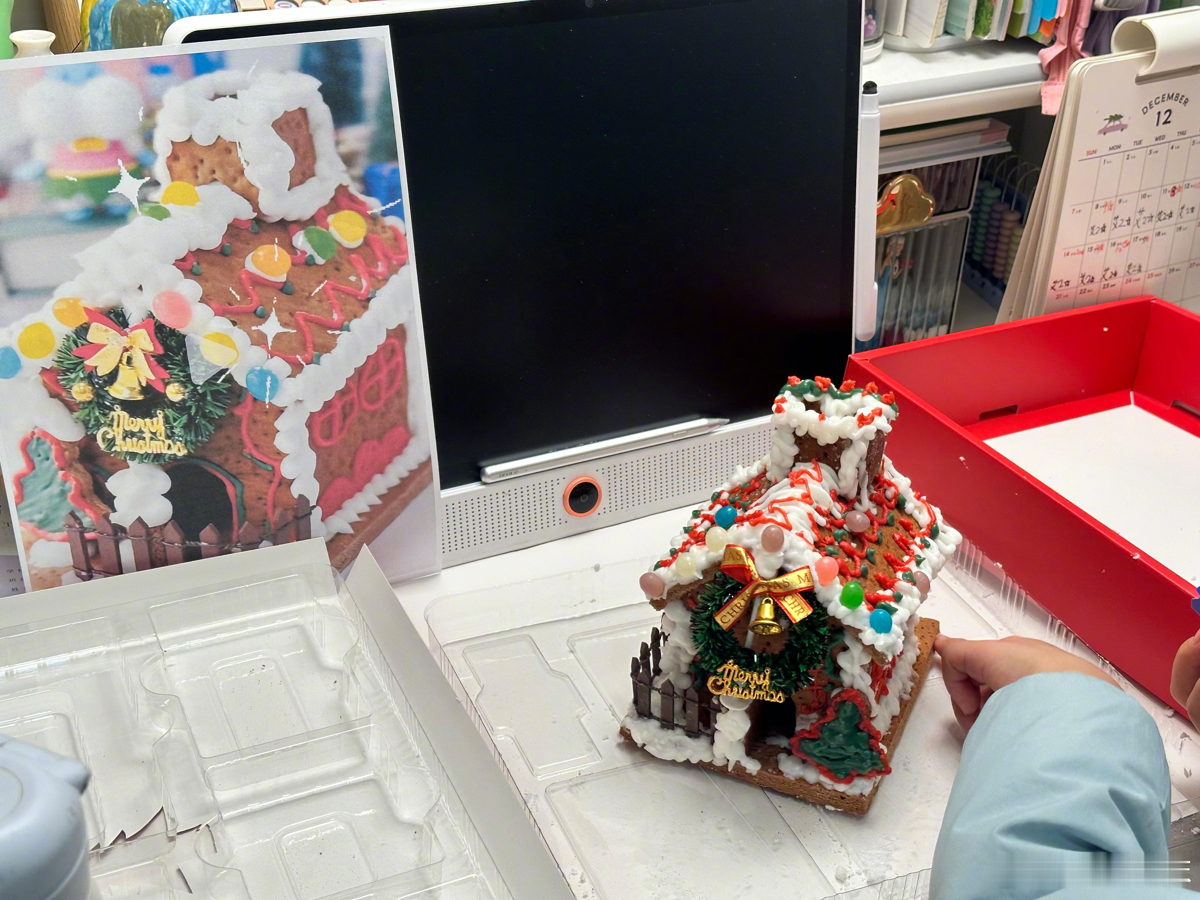 做个姜饼屋提前过圣诞吧圣诞氛围 一直喜欢甜品店里的姜饼屋🧩很有圣诞的氛围，这次