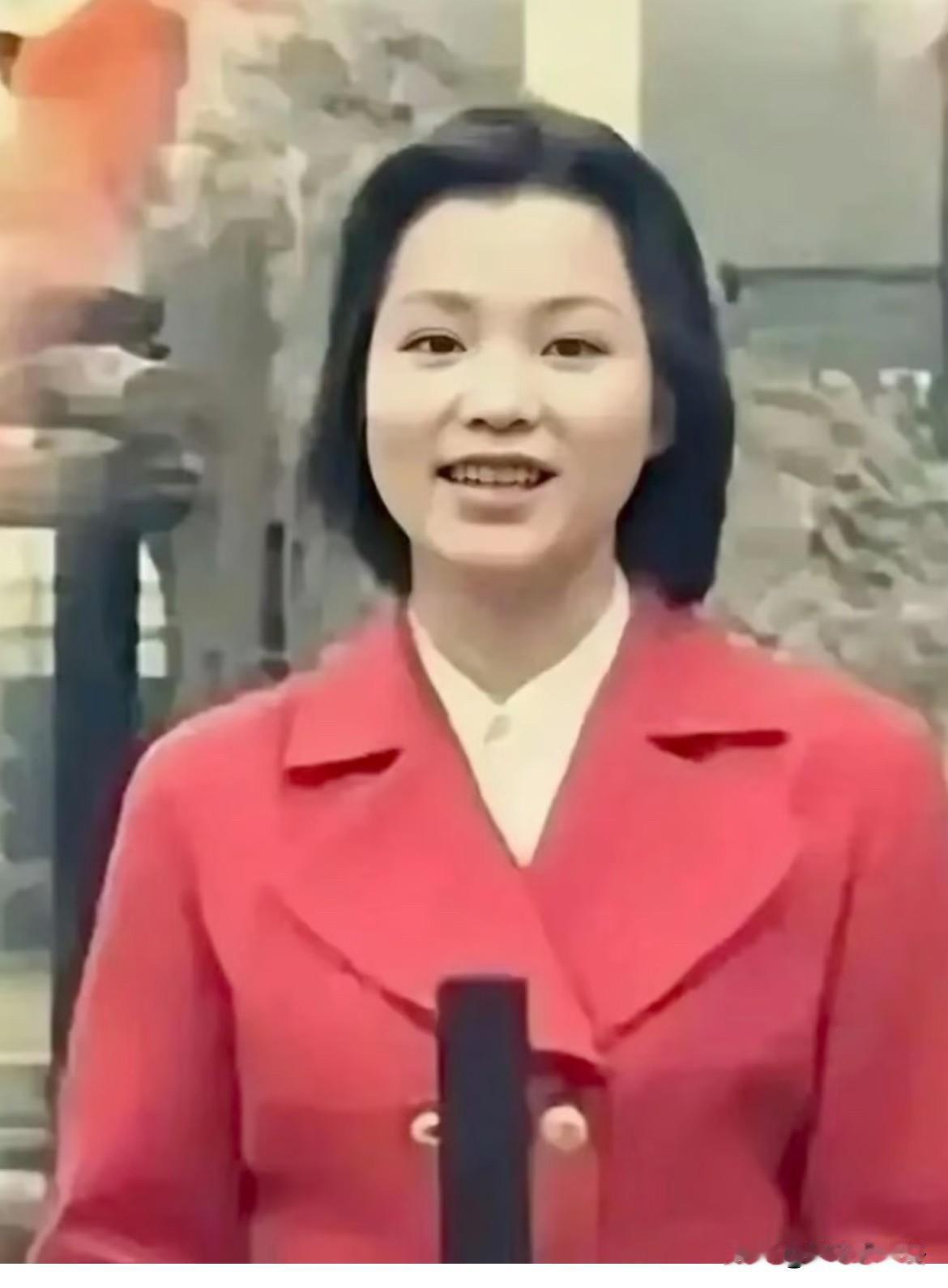 董卿作为央视一姐，以优雅知性著称，主持了13届春晚。现年53岁的她，与21岁初入