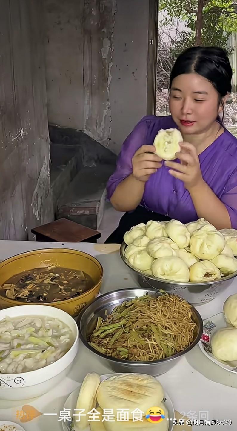 一个妻子的晚餐

有一位博主在网上晒出他老婆制作的晚餐，精美的面食摆了满满一桌子