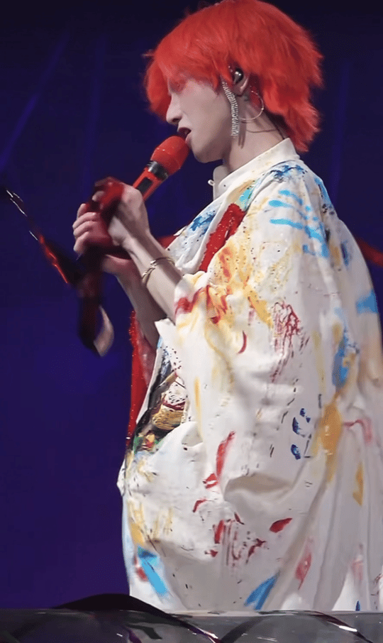 华晨宇风和彩带都偏爱他华晨宇的演唱会就像是一场梦，风和彩带都为他而来，这样的浪漫