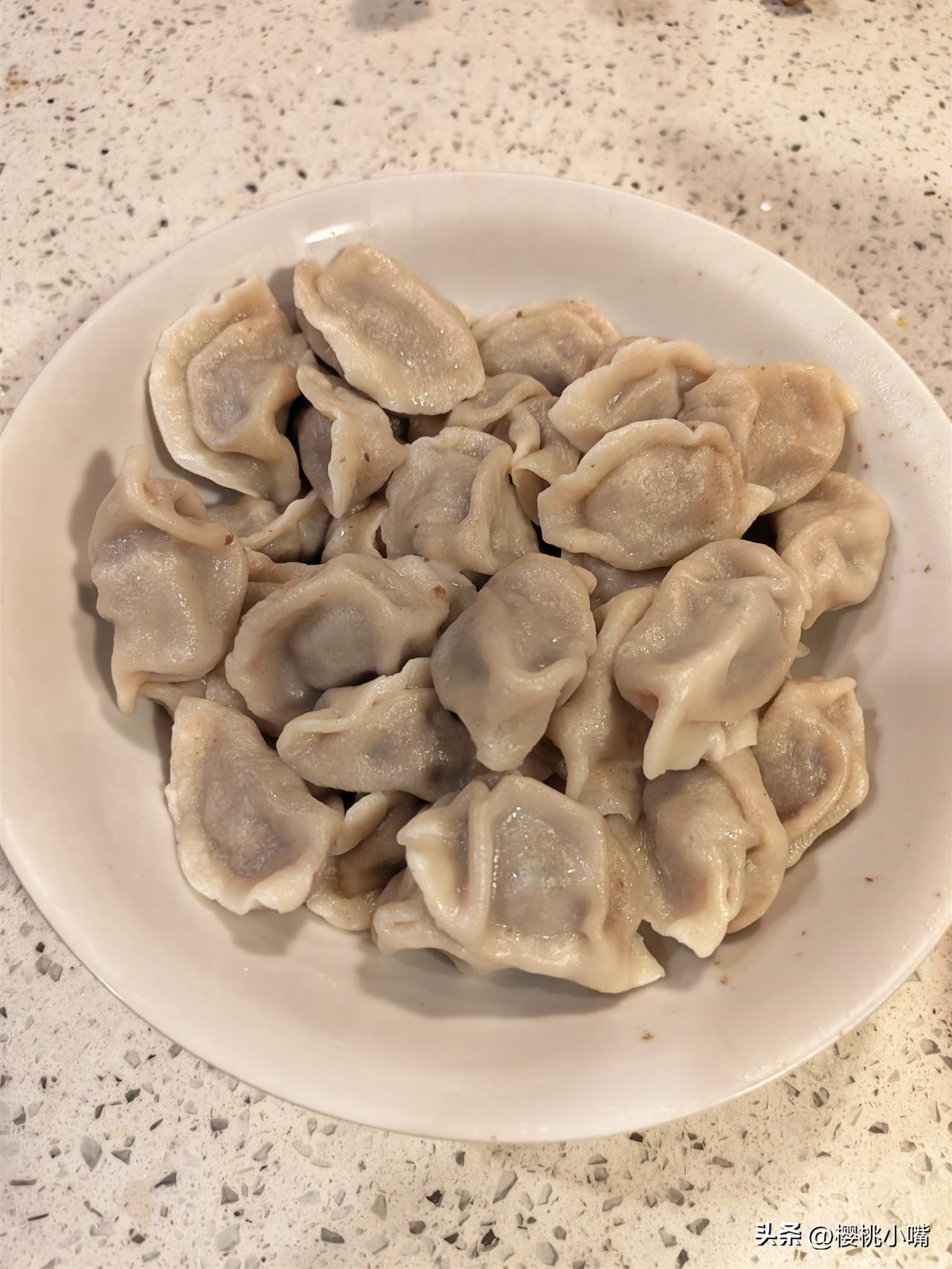 今天早晨这血糖把我高兴坏了。
昨天吃了太多土豆，血糖爆表了一小时血糖15.1，二