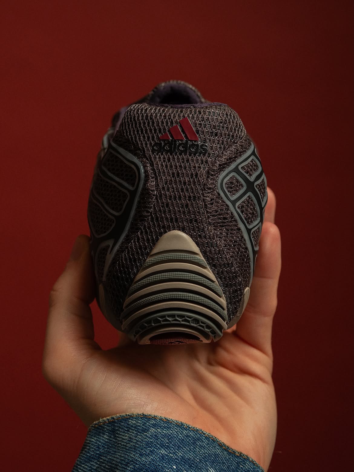 Bad Bunny 与 adidas 合作推出 F50 Ghost Sprint