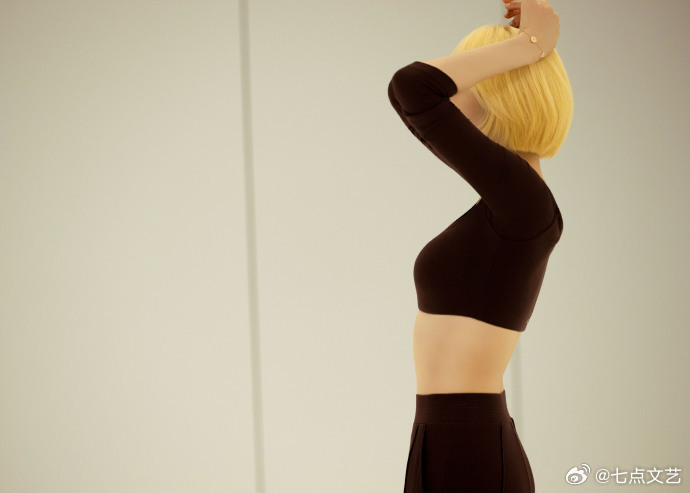 宋茜素颜也能抗住金发造型 素颜出镜依旧明艳动人，金发衬得肤色透亮，练舞时的舒展姿