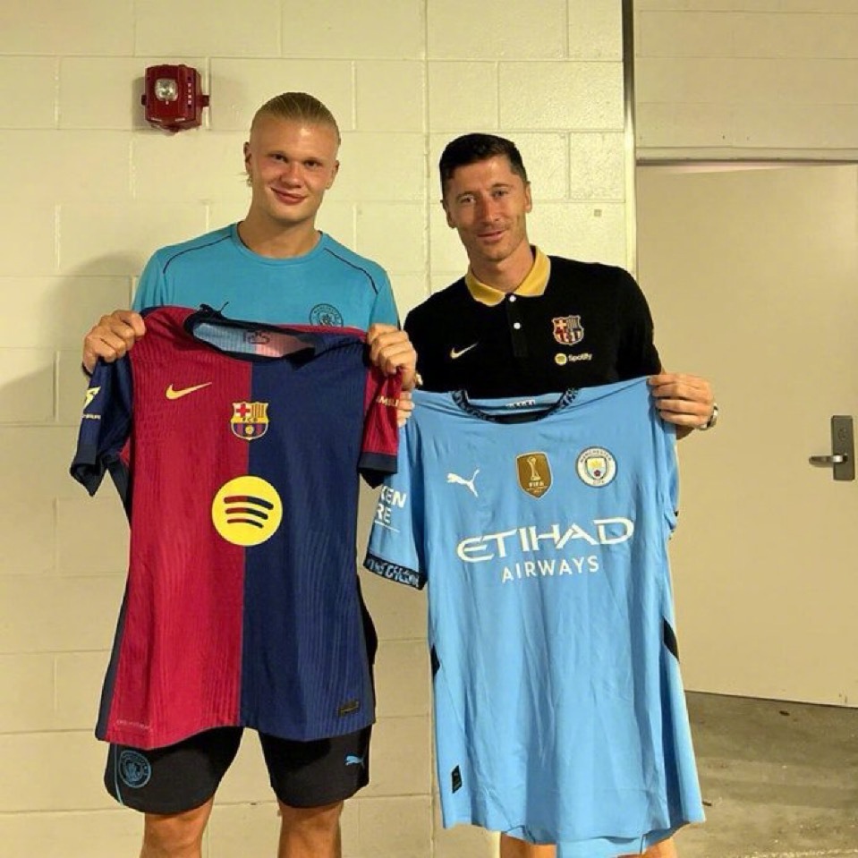 哈兰德和莱万在赛后交换了球衣#巴萨# ​​​