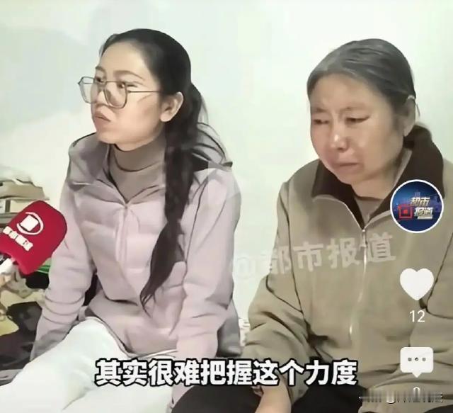 山西，申先生跟儿子走在大街上，突然一只家养犬朝二人奔来并且袭击了申先生的儿子。当