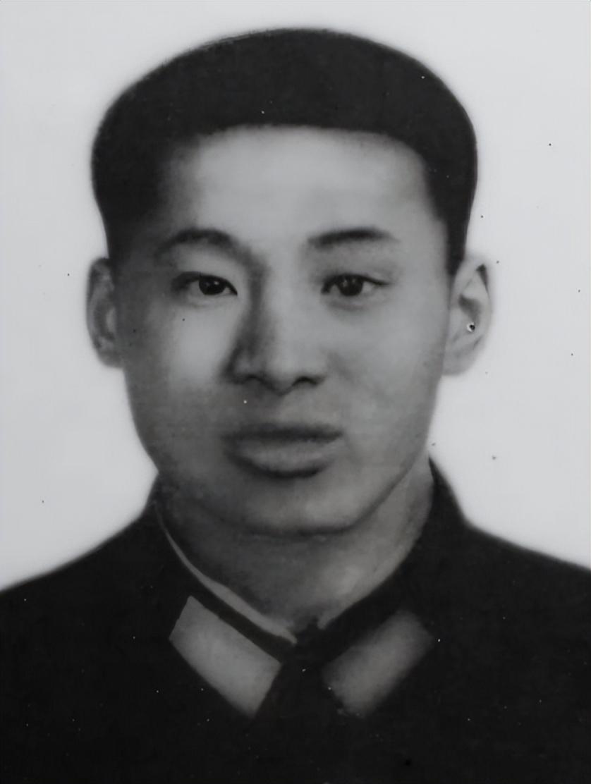 1979年，新兵吴建国身中八枪倒在血泊之中，越军军官过来捡他的冲锋枪时，他却突然