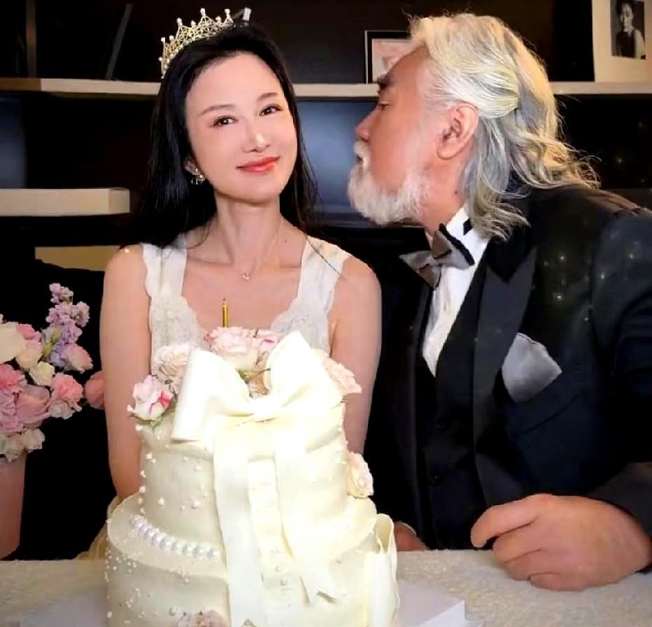 我是真没想到，刷个视频，能被一张生日照看得出神。
画面里，张纪中头发花白，张着嘴