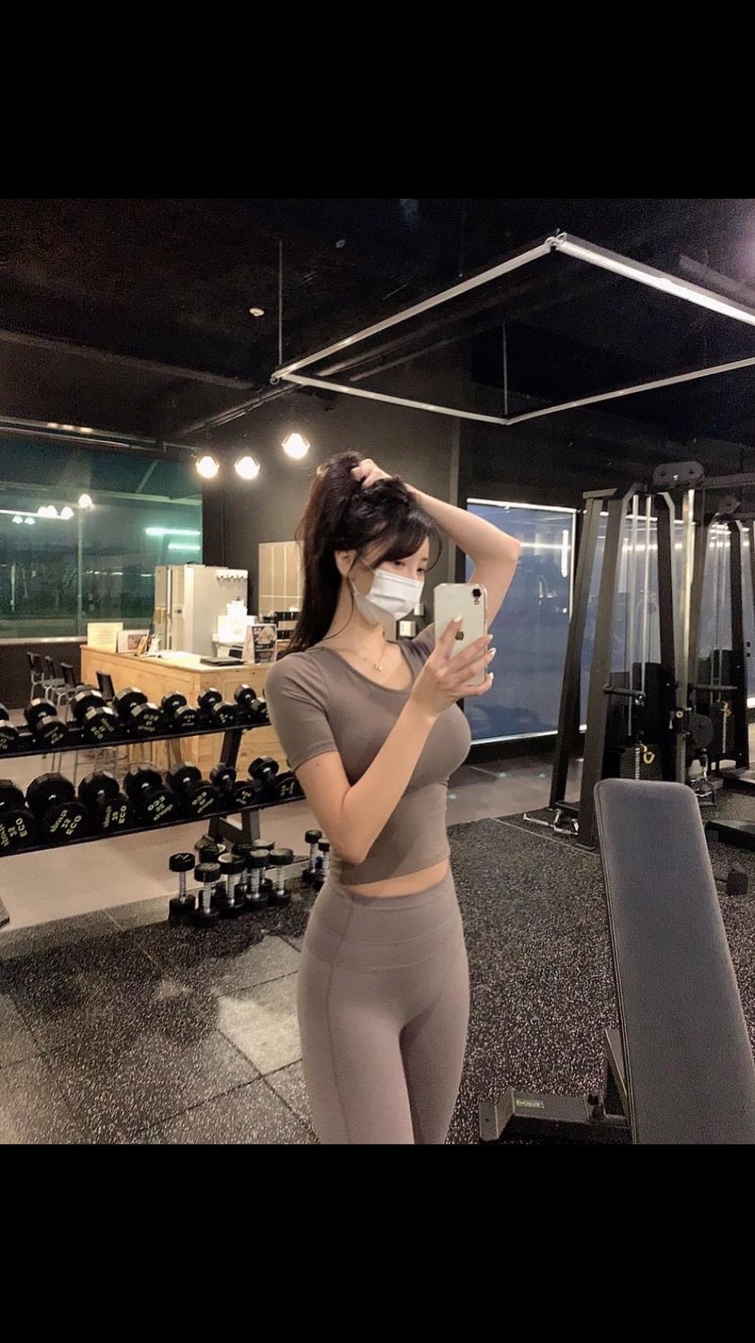 创作灵感健身女孩好身材好气质 辣妹穿搭