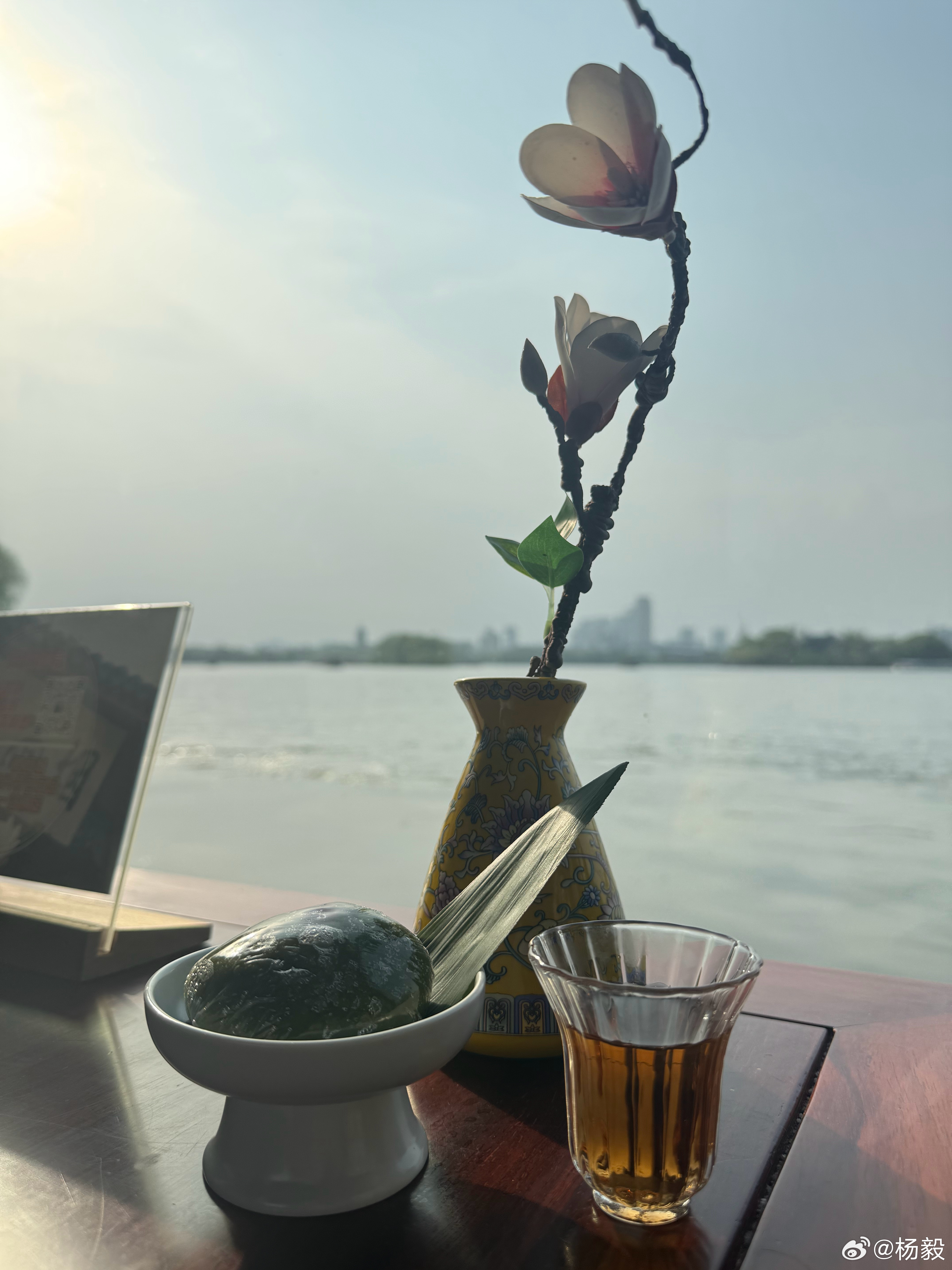 泛舟嘉兴南湖。提起这里，你会首先想起什么？A.建党伟业B.江南七怪和丘处机定下1