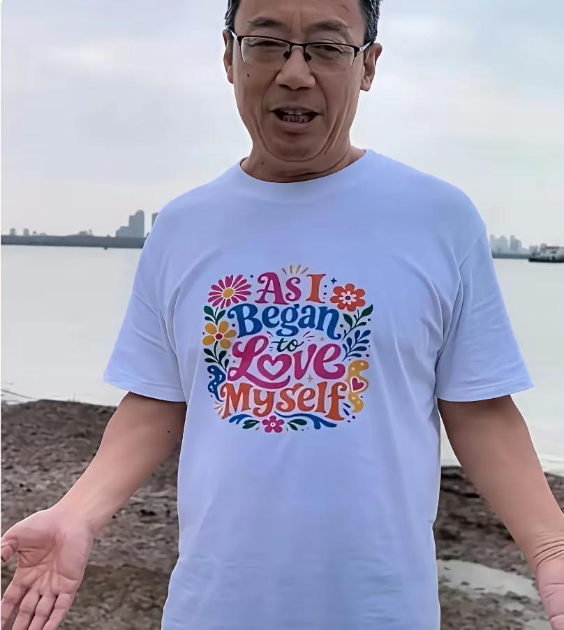 难道没有汉字的衣服了吗？为啥要穿带英文的衣服？用汤先生的矛，去刺汤先生自己的盾，