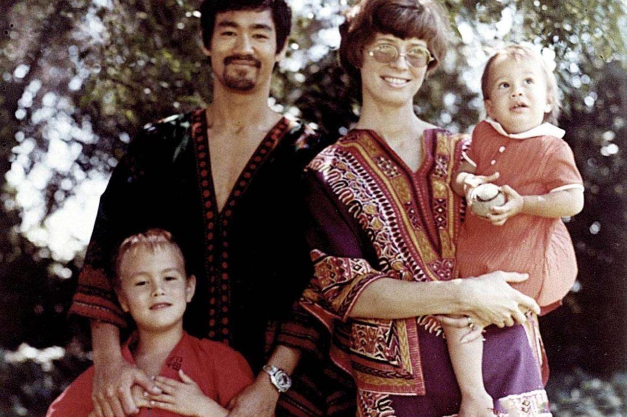 1973年，李小龙去世后，他的徒弟汤姆便火速离婚，对师娘琳达告白：“给我个机会，
