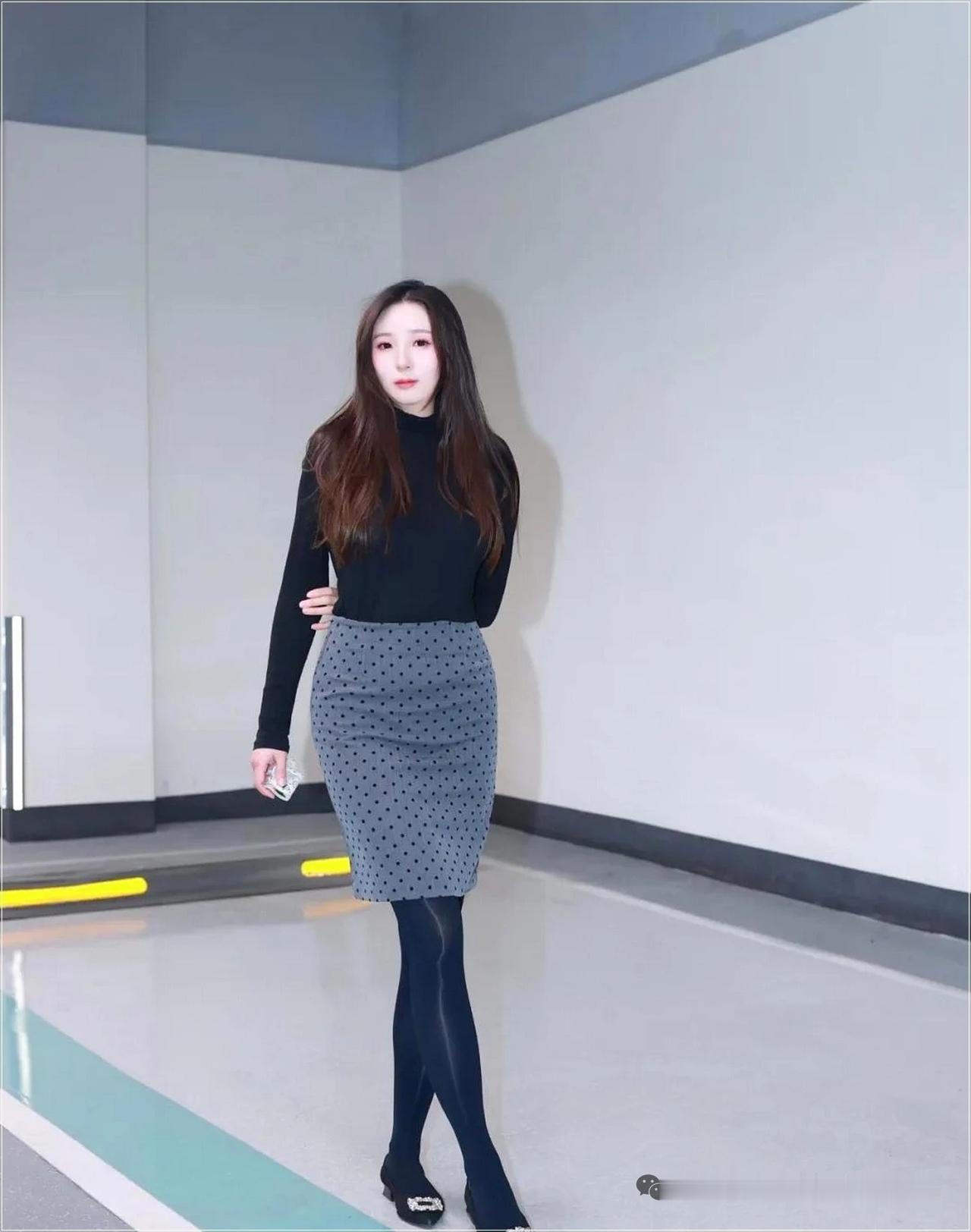 燕麦白短版开衫+牛油果灰高腰直筒半裙+亮泽薄黑袜”，优雅温柔，越看越好看！气质穿