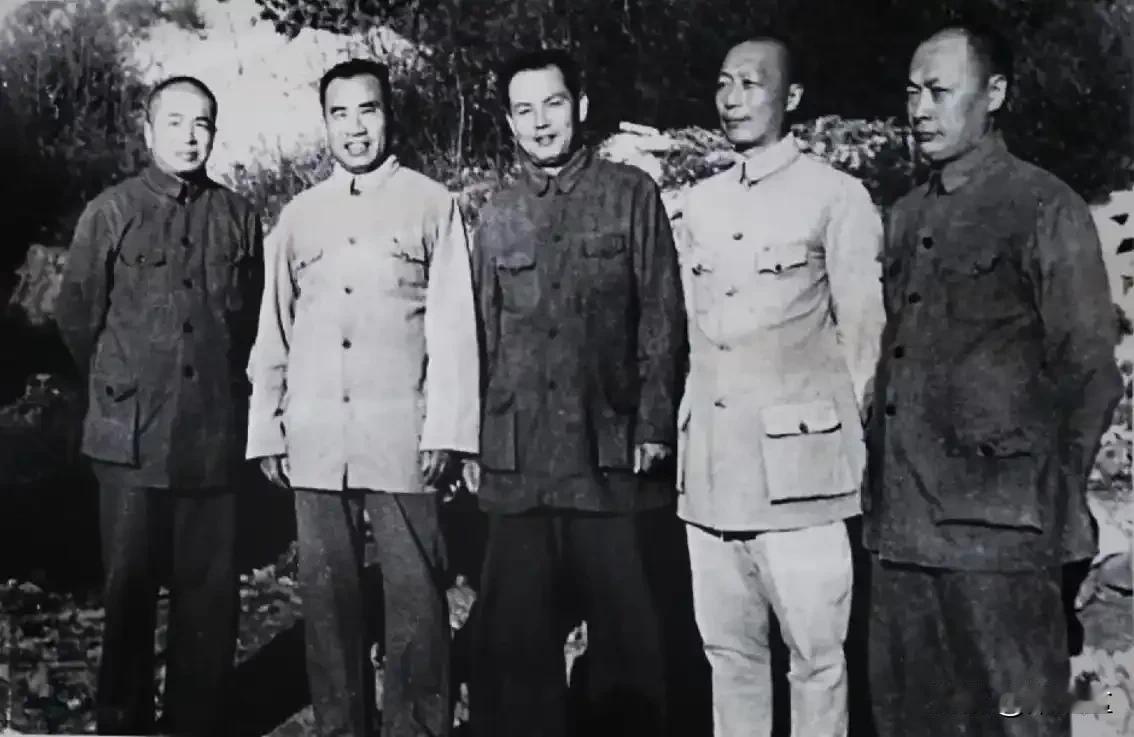 1945年五位后来的元帅在延安的合影。从左向右依次为彭德怀，朱德，叶剑英，聂荣臻