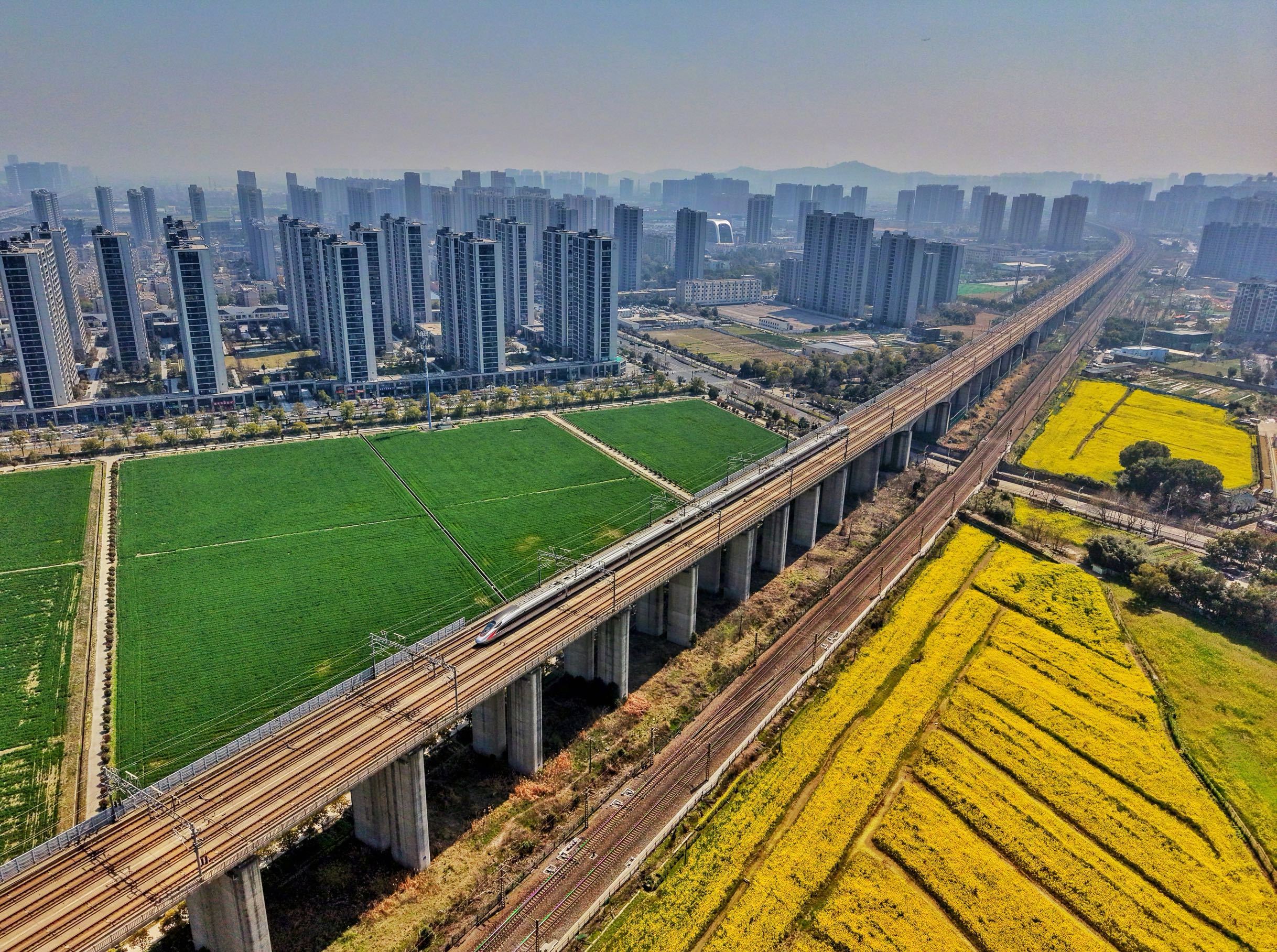 【共8天！#长三角铁路春假清明运输方案出台#：预计发送旅客2800万人次】为应对