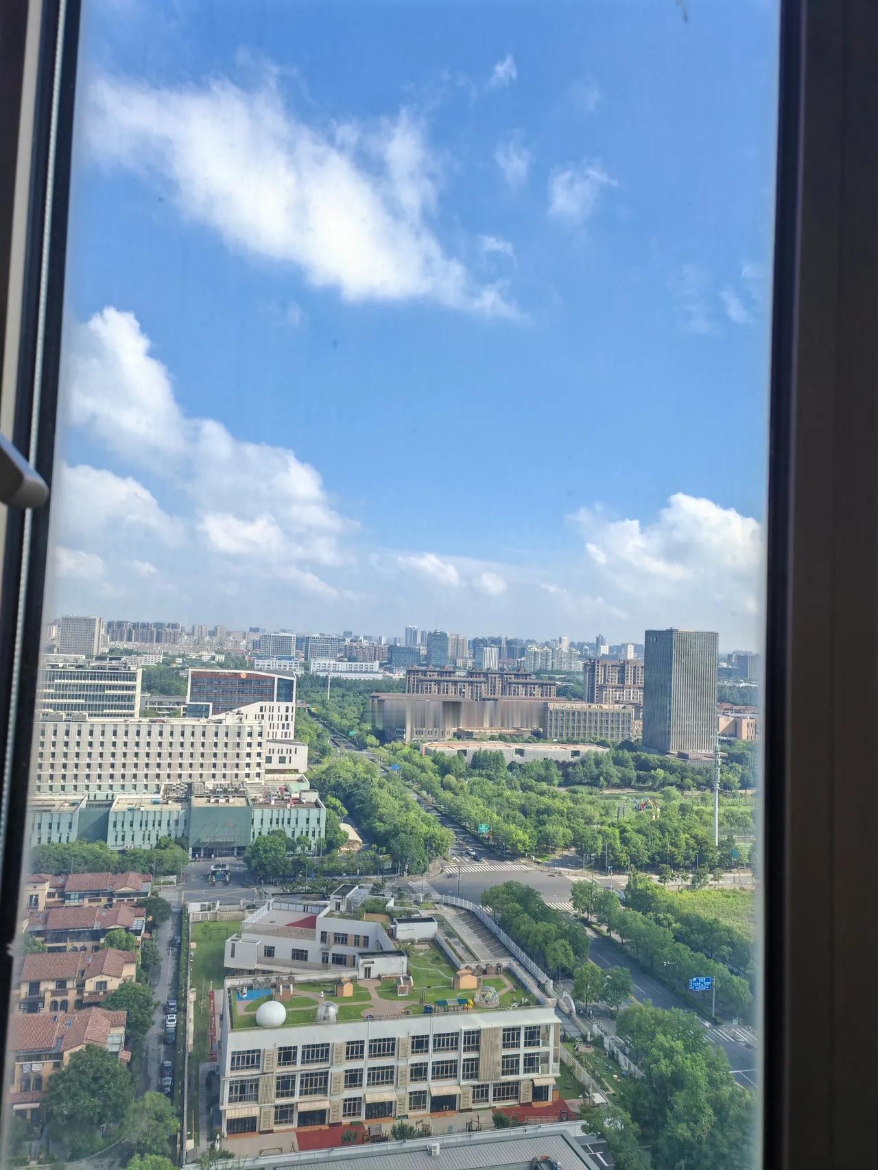 窗框外面的天空
每天早晨起来，锻炼前的第一件事就是对着窗框拍一张。
同一个框，同