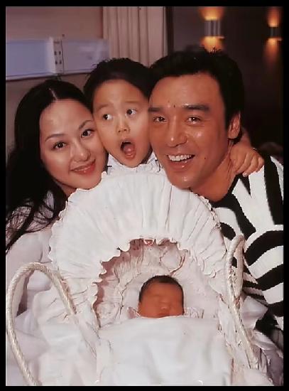 章小蕙曾是满分全职太太，老照片中她眼神温柔，尽显幸福。离婚后独自打拼，目光变得锐