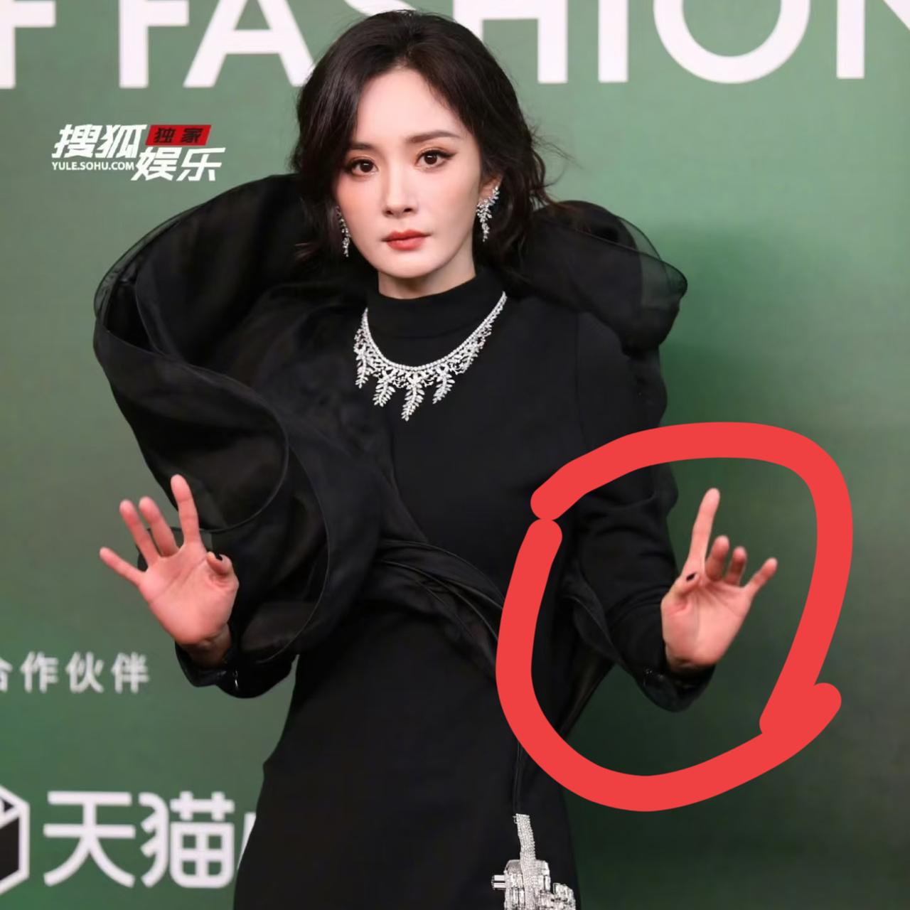 明眼人都看出来了
杨幂可以在娱乐圈长红几十年，不是因为大佬喜欢她，也不是资本硬捧