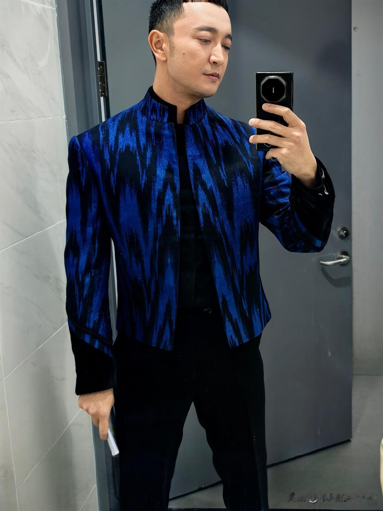 2月5日，央视主持人尼格买提更新动态，并配文“下班”，小尼哥又主持了一年微博之夜