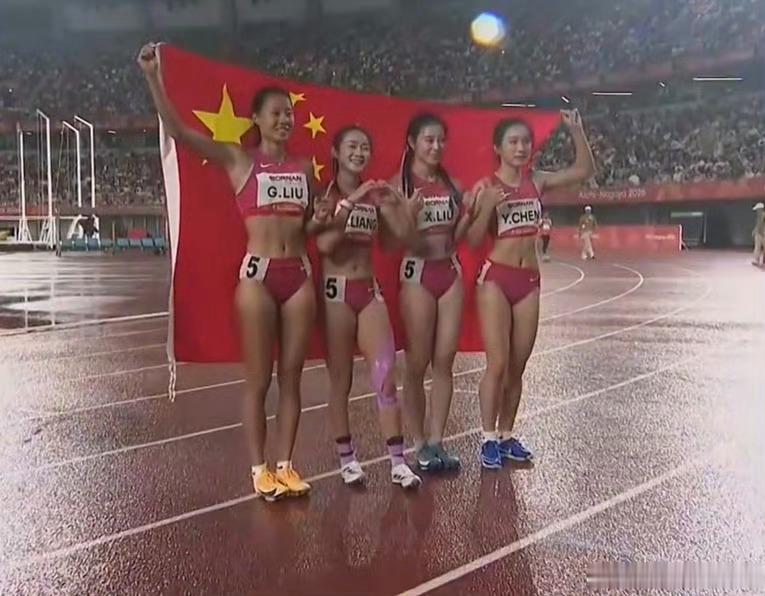 韩乔生谈中国女子百米接力金牌中国女子百米接力金牌湿漉漉的跑道，对起跑、交接棒都是