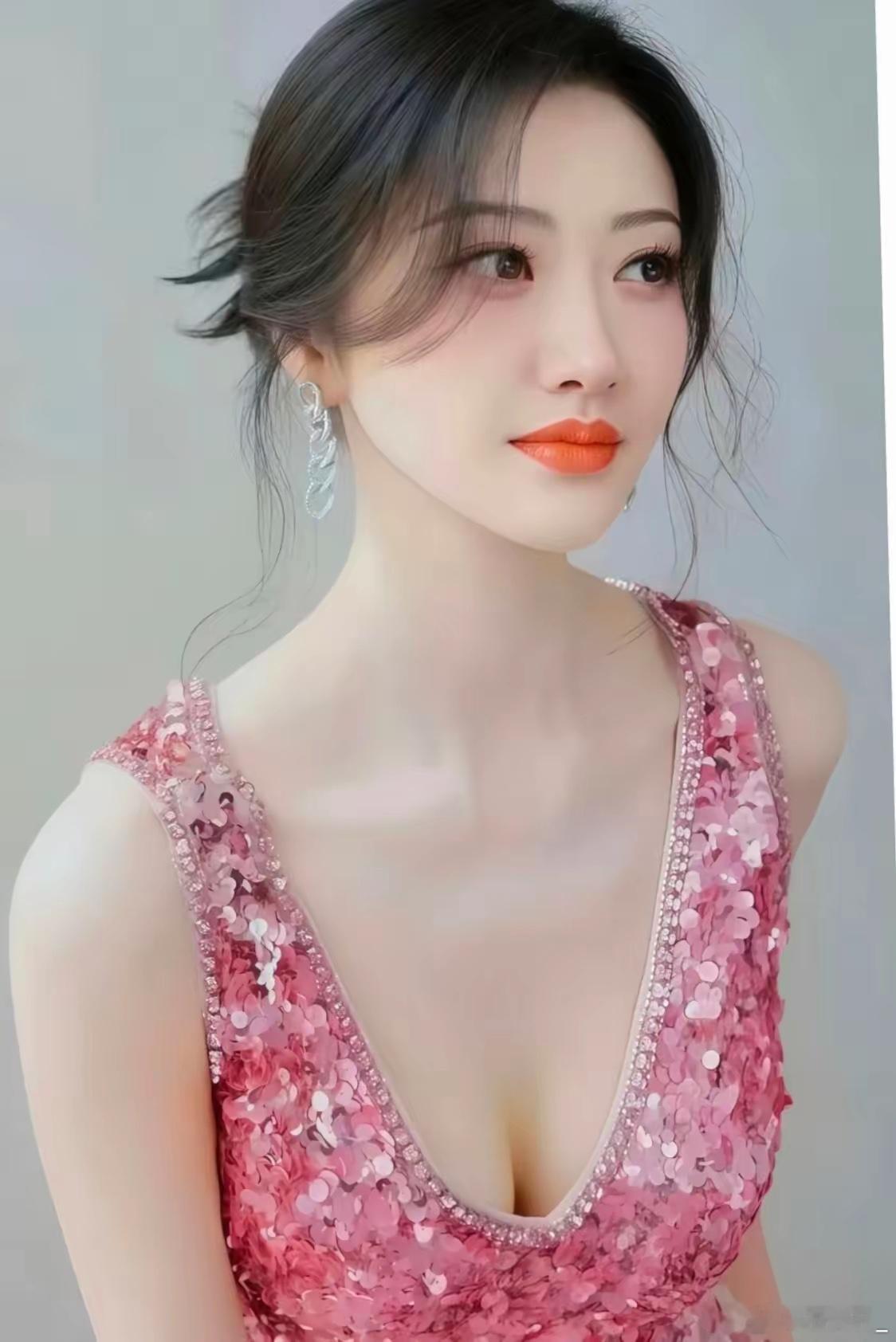 我有个追星的朋友，私下见过景甜，她说了句大实话，她说，景甜根本不是电视上看到的那