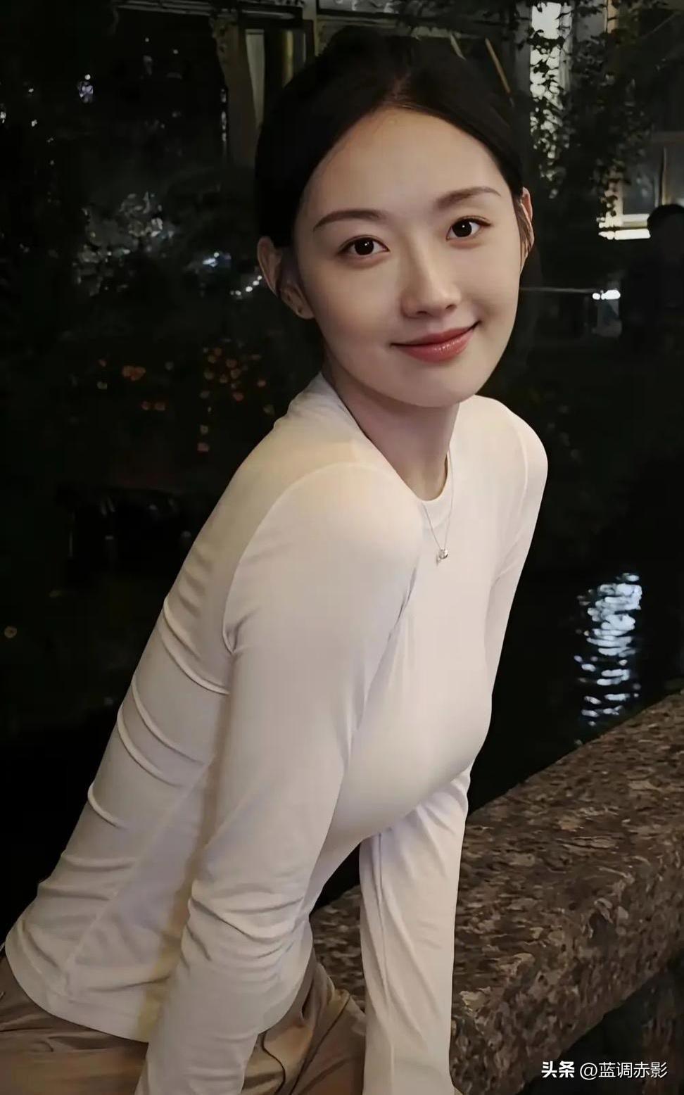 夜晚的温柔微笑，白色长袖的浪漫气息。