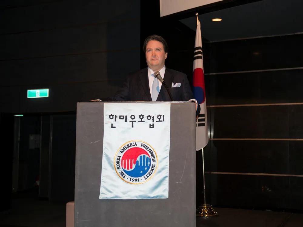 亲美在韩国社会是根深蒂固的。
驻韩美军官兵和亲美的韩国公民齐聚一堂，参加韩美友谊