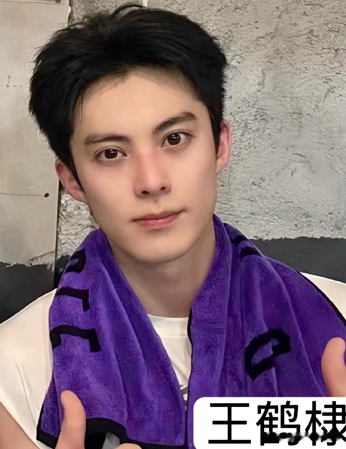 才发现
原来这12位男明星的素颜这么硬

荧幕之上，
男明星个个精致耀眼，
妆容