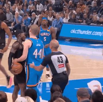 施罗德也有七情六欲的！
在被对方叨了一下后，小黑正要反击，突然他意识到对方是尼古