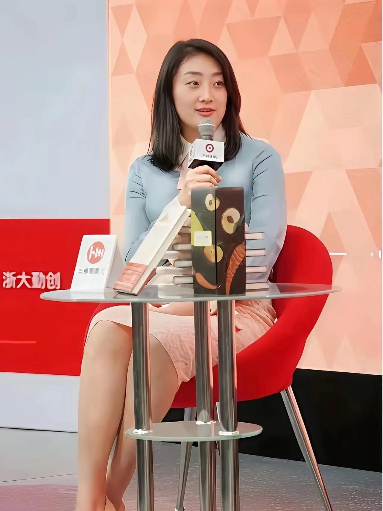 总觉得宗馥莉辞去娃哈哈董事长一职是以退为进，垂帘听政。宗馥莉不像是网上说的那样途