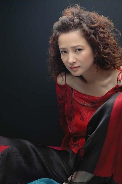 何晴某个角度有点神似吴昕，她们身上都带着知性淑女气质。