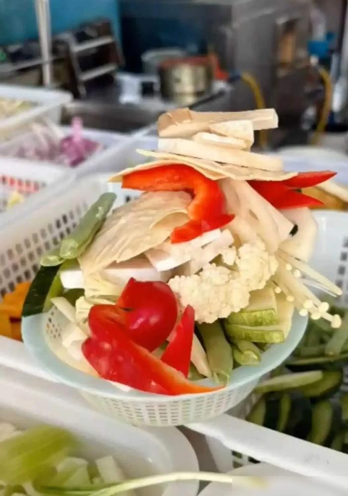 宜宾土豆摊事件，一份十块钱的自选菜，因为老板娘不愿再往里加土豆，就差评说人老板娘