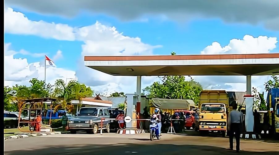 越南油荒致其崛起神话遭致命一击，其工贸部被逼急之下，呼吁工人居家办公，三星耐克流