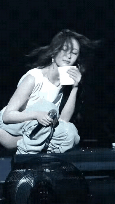 不是在开演唱会吗？