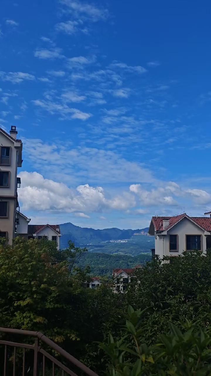 看对面的山，好舒服那种，能见度太棒了，真的舒服。