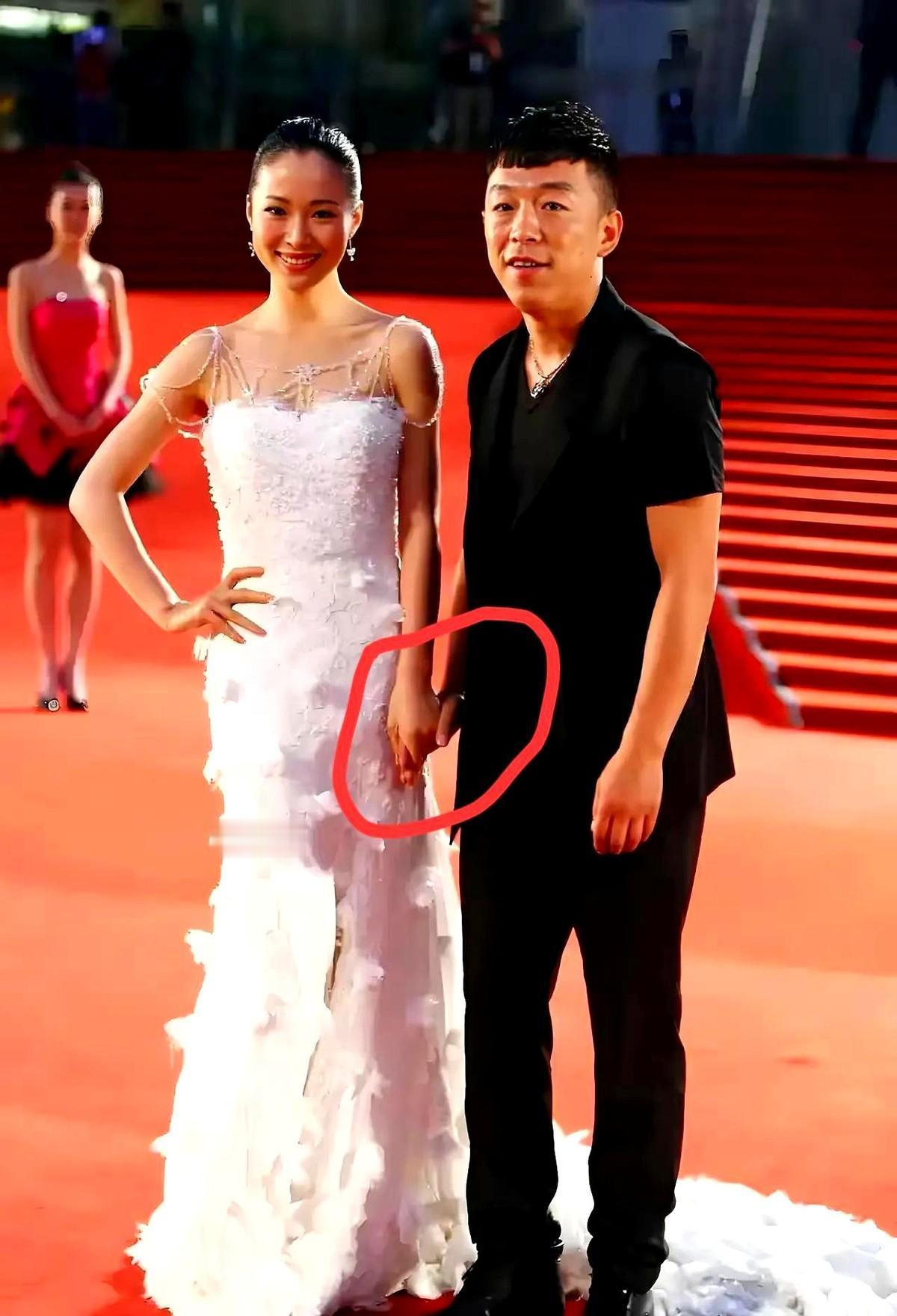 黄渤照片一出，全网都在猜她是谁。
没人认出来，反而更火了。
不是舒淇，不是周迅，