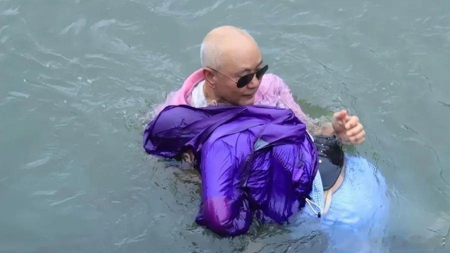 开路先锋号[超话]致敬退役军人 最近上海杨浦公园的晨练圈被一名81岁的爷叔“刷屏