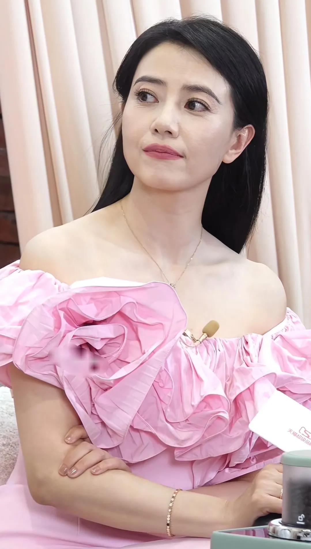 高圆圆最新活动造型，粉色花朵连衣裙好有春天的气息，这个拍摄好真实，高圆圆脸上的皱