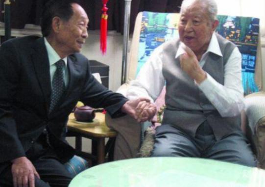 2006年，袁隆平到北京出差时，特意去看了身体欠佳的华国锋，当时华国锋不太愿见客