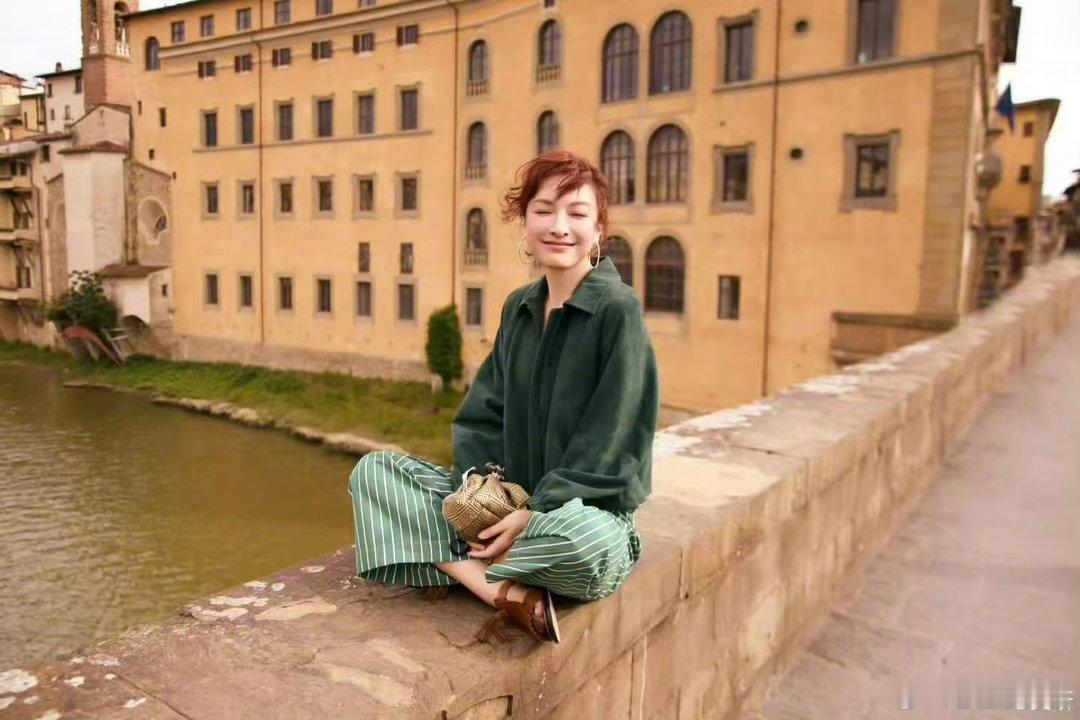 吴昕外网出图ins上的吴昕ins外网出图质感在线，活动现场吴昕穿搭简约大气，同色