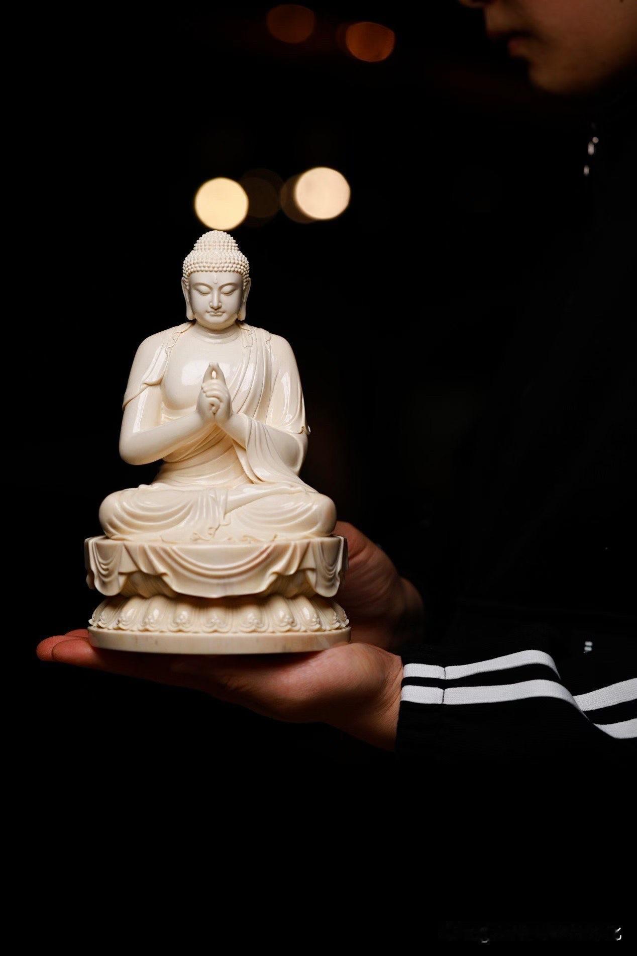 有些造像，越简单，越难。

这尊大日如来，猛犸冰料温润如脂，光不外露，却在安静中