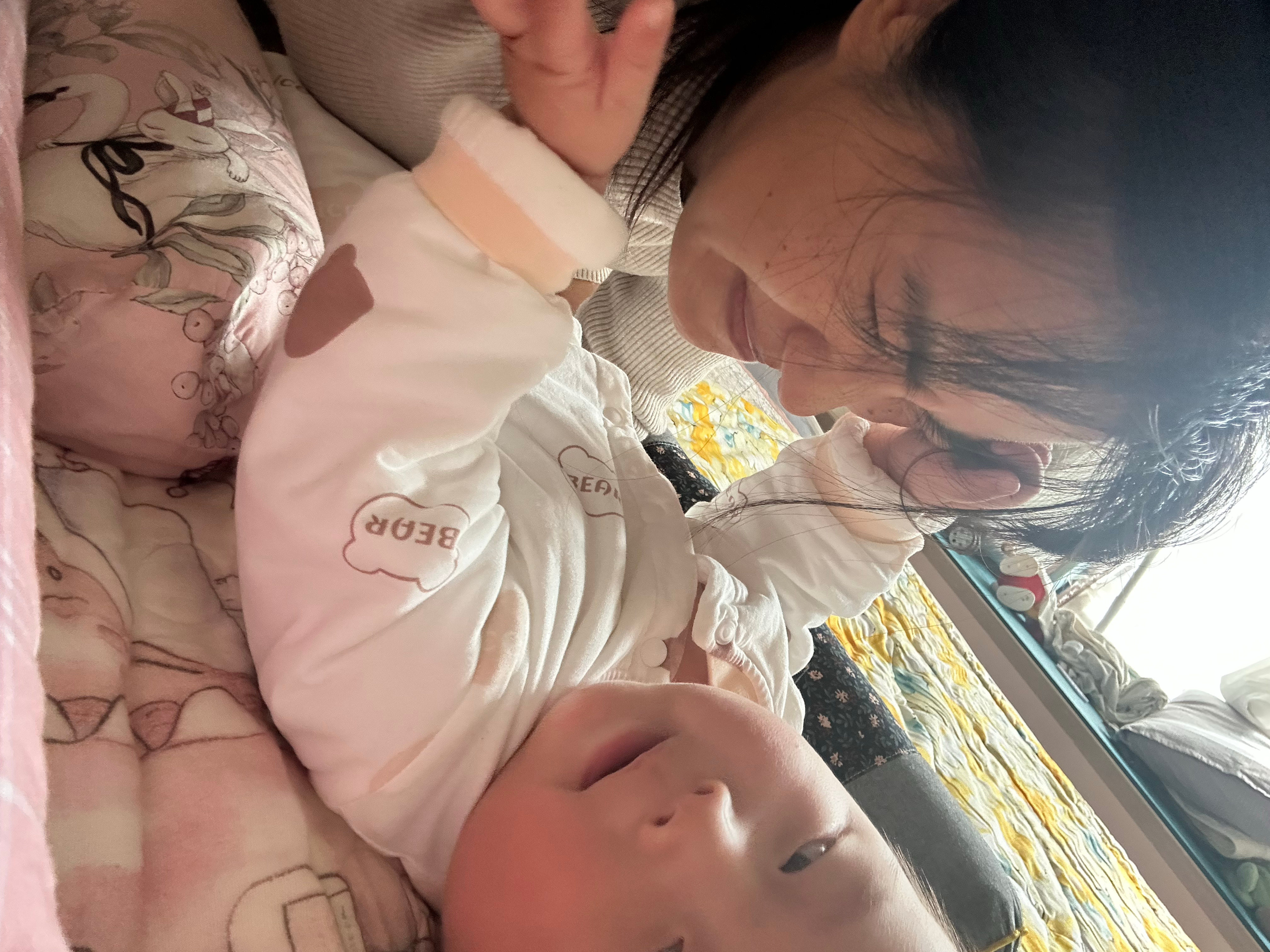 来闺闺家吃冬天的第一顿火锅～化身看孩子的德华[苦涩][苦涩]你们中午吃啥～桥桥的